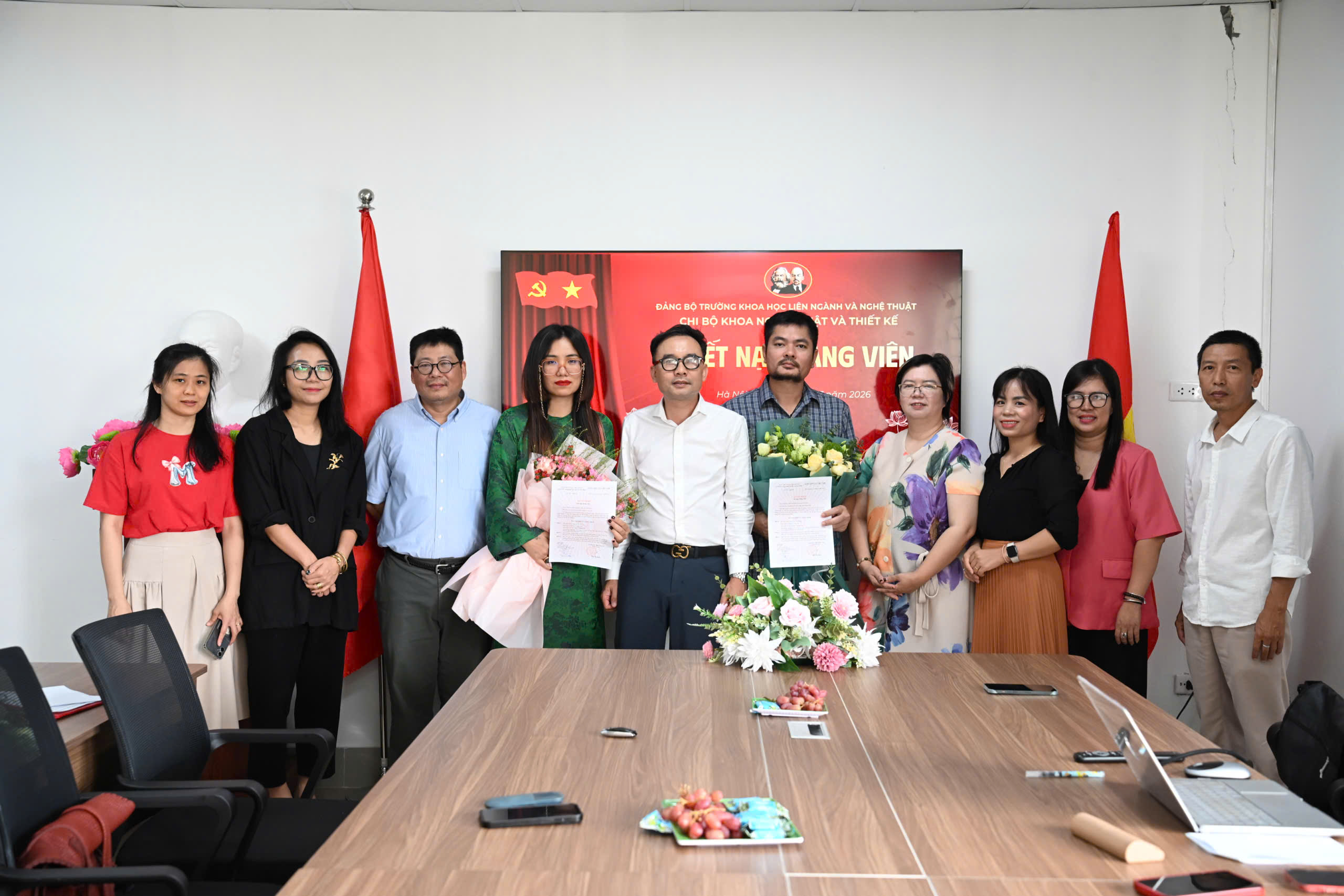 Chi bộ Khoa Nghệ thuật và Thiết kế tổ chức Lễ kết nạp đảng viên mới cho hai quần chúng ưu tú Lê Thị Hà và Đào Mạnh Đạt