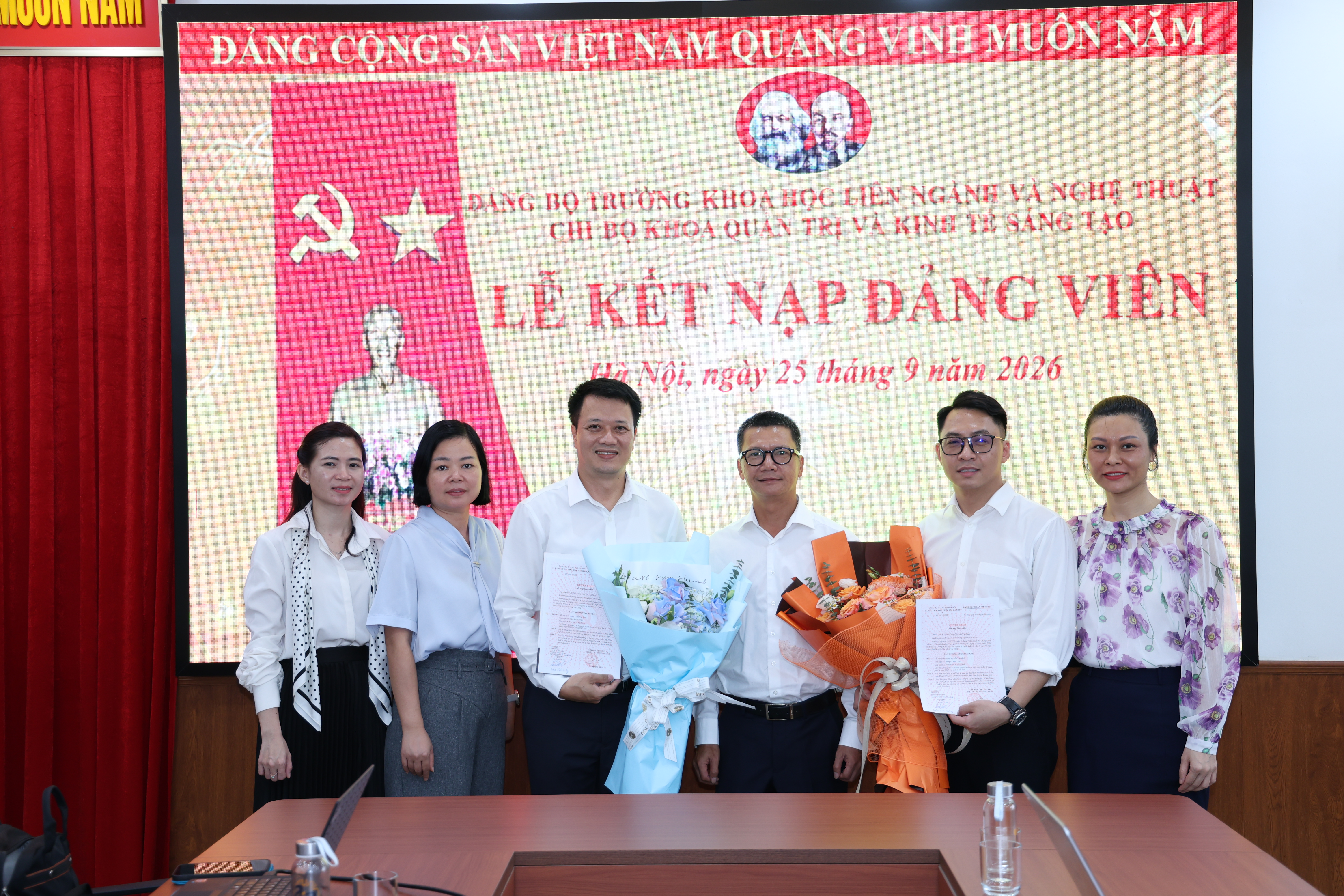 Chi bộ Khoa Quản trị và Kinh tế sáng tạo kết nạp hai đảng viên mới