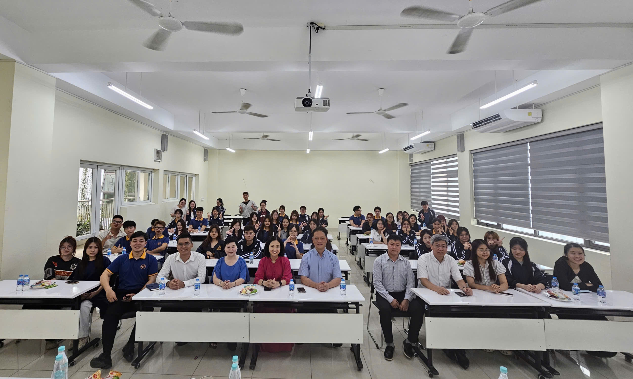 Chương trình gặp mặt giữa Lãnh đạo Nhà trường và đại diện sinh viên các lớp khóa QH-2025 đang học tập tại Hòa Lạc về kế hoạch năm học 2026-2027