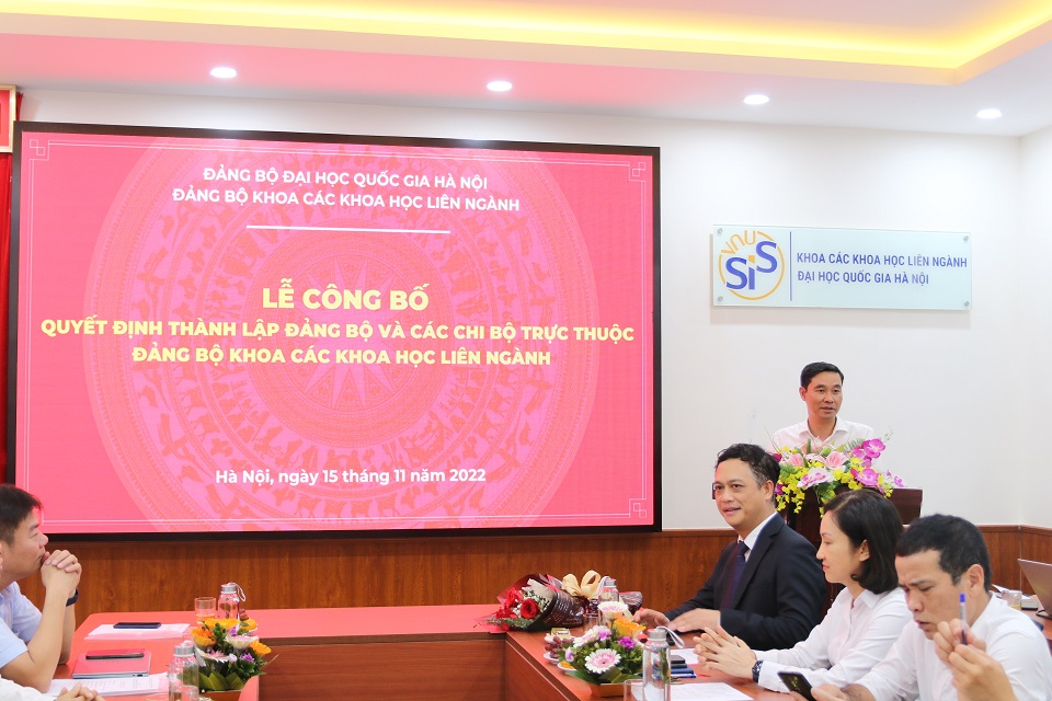 Đ/c Nguyễn Hoàng Hải - Phó Bí thư Đảng ủy, Phó Giám đốc ĐHQGHN, phát biểu chúc mừng tới Đảng bộ Khoa Các khoa học liên ngành