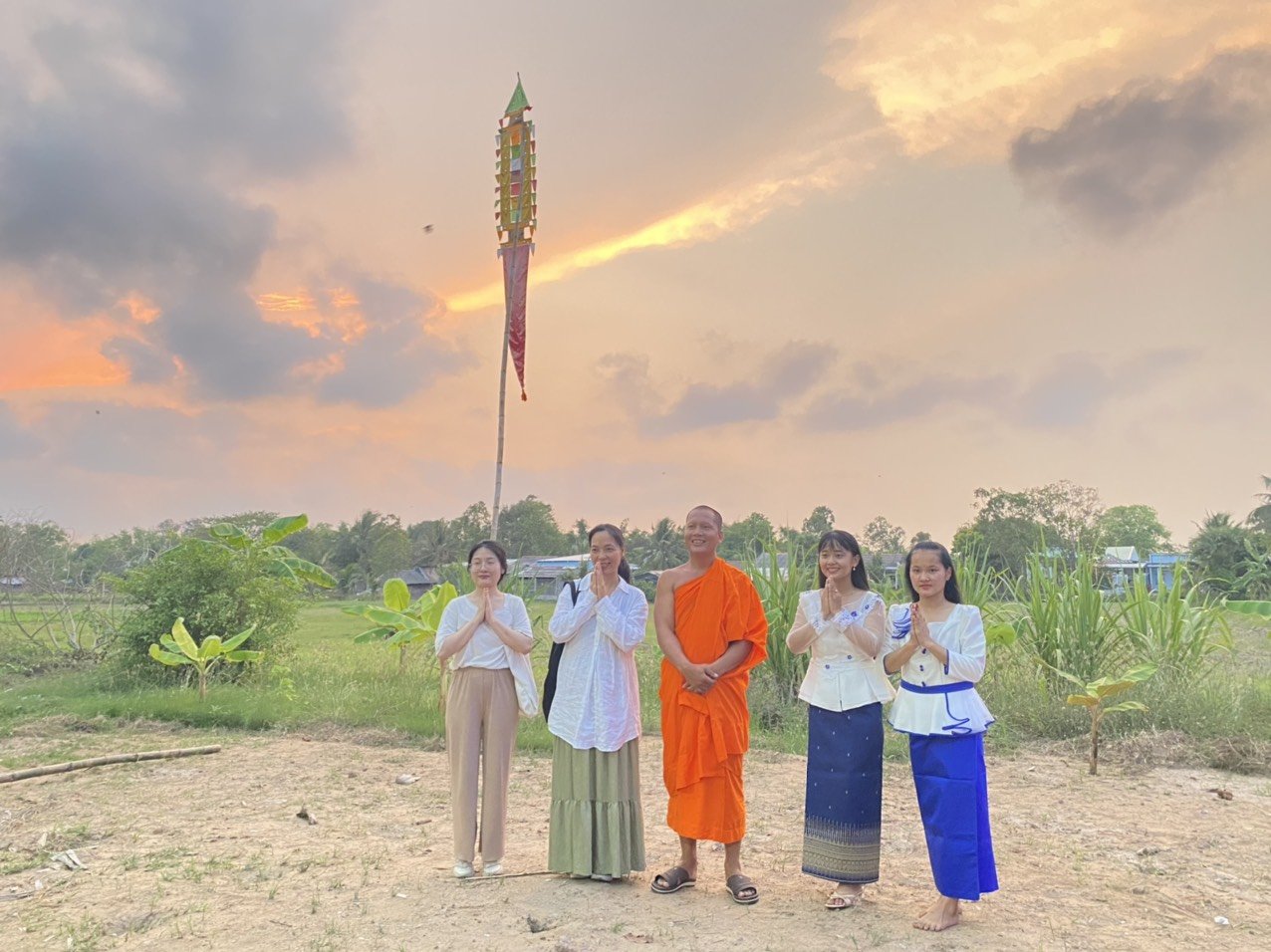 Phật tử Khmer, sư cả và các học viên thạc sĩ di sản học. Ảnh Kita Trang